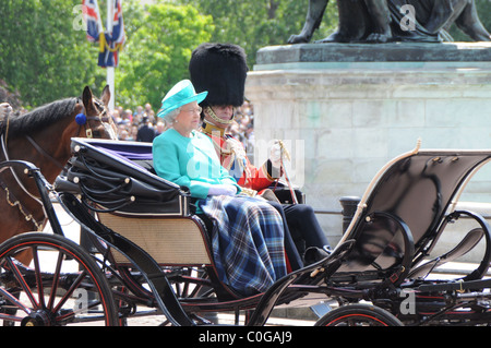 Di SUA ALTEZZA REALE IL PRINCIPE DI GALLES la Regina Elisabetta II e del Principe Filippo , Duca di Edimburgo ride loro pullman attraverso il centro commerciale sul loro modo al trooping il Foto Stock