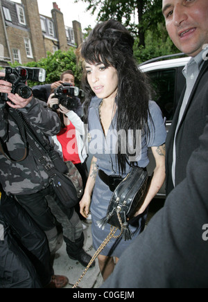 Amy Winehouse torna a casa dopo aver frequentato il procedimento a suo marito in prova alla Snaresbrook Crown Court. Amy ancorato ad una Foto Stock