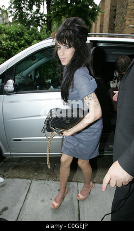 Amy Winehouse torna a casa dopo aver frequentato il procedimento a suo marito in prova alla Snaresbrook Crown Court. Amy ancorato ad una Foto Stock