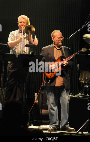 Walter Becker degli Steely Dan a concerti la prima notte di 'pensa veloce' summer tour al Seminole Hard Rock Foto Stock