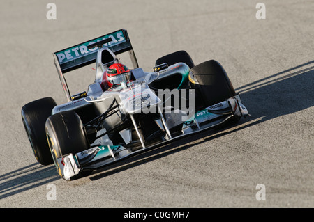 Il tedesco pilota di Formula Uno Michael Schumacher in Mercedes GP W02 race car nel febbraio 2011 Foto Stock