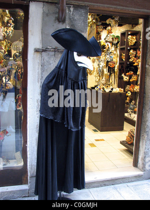 Carnevale a Venezia, personaggio vestito come il pittore Vincent van Gogh  tenendo un girasole pittura, Venezia, Italia Foto stock - Alamy