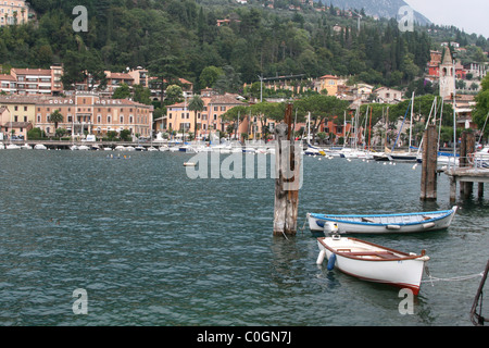 Stivali ormeggiato sul Lago di Garda, Italia Foto Stock