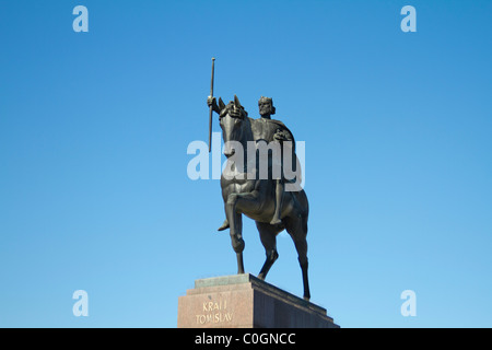 Statua di re Tomislav a cavallo,situata di fronte alla stazione ferroviaria principale di Zagabria, Croazia Foto Stock