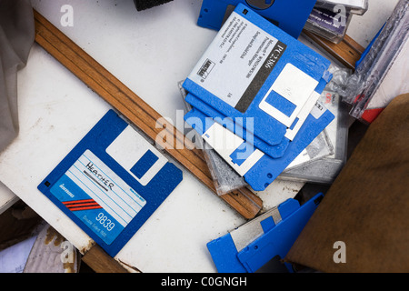 Qualcuno che informazioni riservate e dei dati personali memorizzati su dischi floppy oggetto di dumping in un saltare su un South London street. Foto Stock