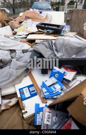 Qualcuno che informazioni riservate e dei dati personali memorizzati su dischi floppy oggetto di dumping in un saltare su un South London street. Foto Stock