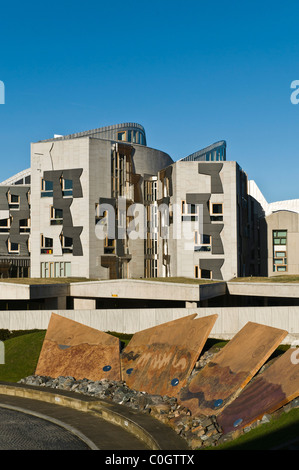 Dh il parlamento scozzese di Edimburgo HOLYROOD Scozia il palazzo del Parlamento e al Dynamic Earth sculture display Foto Stock