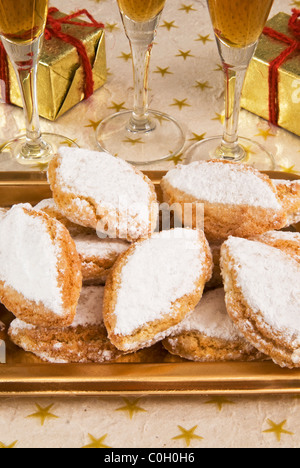 Ricciarelli di Siena, sono un italiano tradizionale di biscotto con origine nella città toscana di Siena, gastronomia italiana, Italia Foto Stock