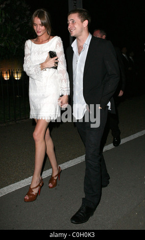 Rosie Huntington-Whiteley e Tyrone Wood Louis Vuitton ospita una cena per Richard Prince tenutosi presso la Serpentine Gallery - Foto Stock