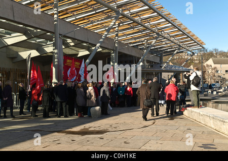 Dh il parlamento scozzese di Edimburgo HOLYROOD manifestanti raccogliere al di fuori della Scozia il palazzo del Parlamento europea protesta Foto Stock