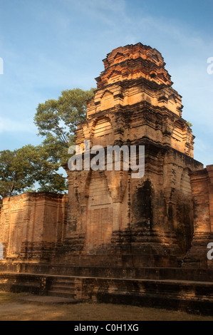 Imponente tempio di mattoni di Prasat Kravan, decimo secolo tempio indù a Angkor Wat complessa, Cambogia. Foto Stock