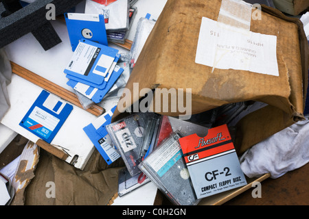 Qualcuno che informazioni riservate e dei dati personali memorizzati su dischi floppy oggetto di dumping in un saltare su un South London street. Foto Stock