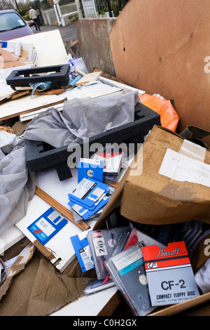 Qualcuno che informazioni riservate e dei dati personali memorizzati su dischi floppy oggetto di dumping in un saltare su un South London street. Foto Stock