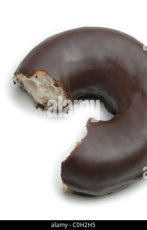 Morso anello ciambella di cioccolato su sfondo bianco Foto Stock