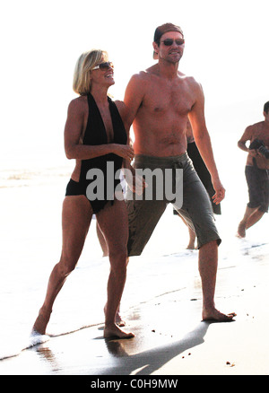 Jenny McCarthy e Jim Carrey a fare una passeggiata sulla spiaggia prima di ritornare alla loro Malibu pad di Los Angeles, California - Foto Stock