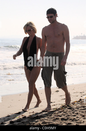 Jenny McCarthy e Jim Carrey a fare una passeggiata sulla spiaggia prima di ritornare alla loro Malibu pad di Los Angeles, California - Foto Stock