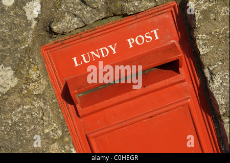 Un rosso brillante post box ion Lundy Island nelle isole britanniche che dispone di un proprio servizio postale REGNO UNITO Foto Stock