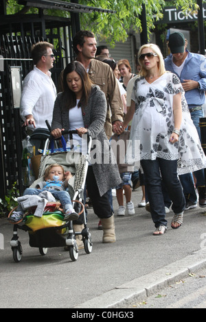 Fortemente incinta Gwen Stefani ,Gavin Rossdale, il loro figlio Kingston, Roger Federer e la bambinaia visitare lo zoo di Londra per il Foto Stock