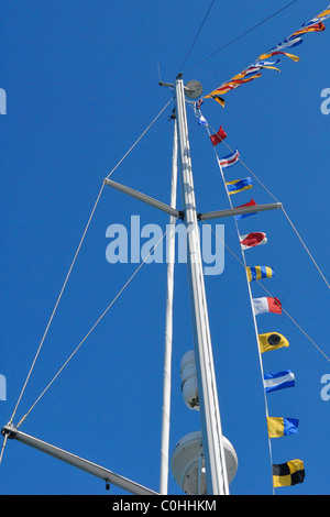 Abstract di yacht rigging con bandiere di segnale Foto Stock