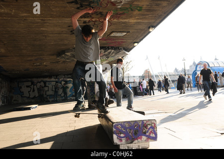 Lo skateboard da South Bank, il fiume Tamigi, Londra Foto Stock