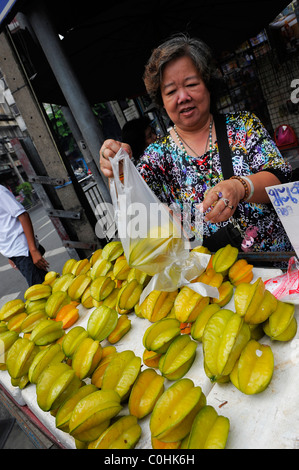 Signora cinese di vendita frutta star , chinatown , bangkok, Thailandia Foto Stock