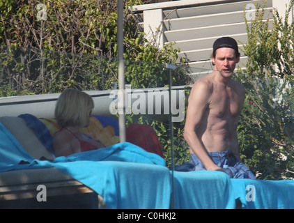 Jenny McCarthy e Jim Carrey a prendere il sole in spiaggia la loro casa Malibu California, Stati Uniti d'America - 06.07.08 Michael Wright Foto Stock