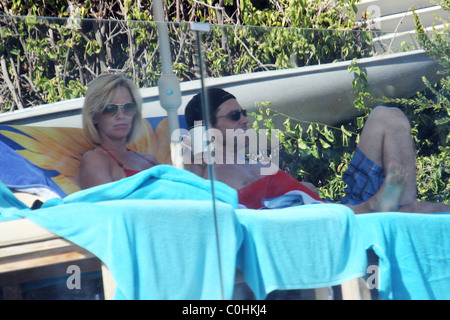 Jenny McCarthy e Jim Carrey a prendere il sole in spiaggia la loro casa Malibu California, Stati Uniti d'America - 06.07.08 Michael Wright Foto Stock