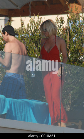 Jenny McCarthy e Jim Carrey a prendere il sole in spiaggia la loro casa Malibu California, Stati Uniti d'America - 06.07.08 Foto Stock
