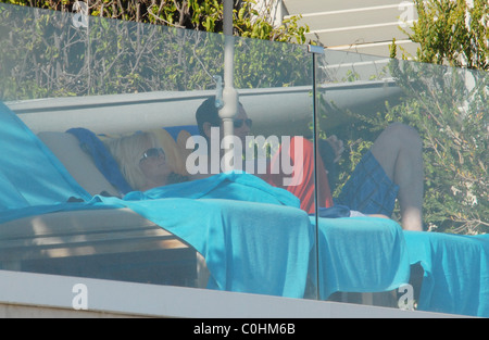 Jenny McCarthy e Jim Carrey a prendere il sole in spiaggia la loro casa Malibu California, Stati Uniti d'America - 06.07.08 Foto Stock