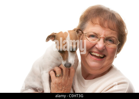 Felice attraente donna Senior tenendo un Jack Russell Terrier cucciolo isolato su uno sfondo bianco. Foto Stock