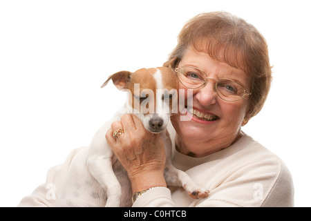 Felice attraente donna Senior tenendo un Jack Russell Terrier cucciolo isolato su uno sfondo bianco. Foto Stock