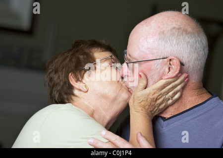 Affettuosa felice Senior Adulto Giovane Kissing Foto Stock
