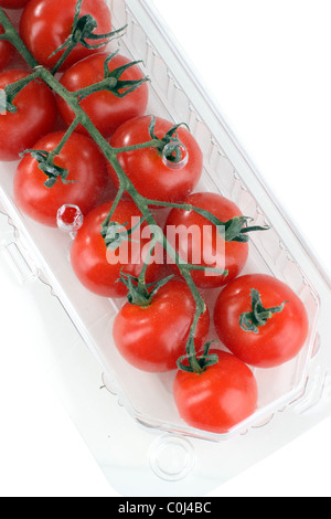 Pomodori ciliegia in una vendita al dettaglio di plastica Imballaggi supermercato Foto Stock