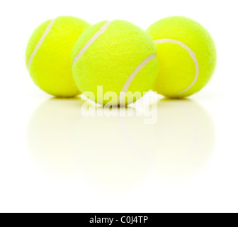 Tre palle da tennis con lieve riflesso isolato su uno sfondo bianco. Foto Stock