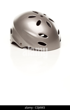 Argento casco bici isolato su uno sfondo bianco. Foto Stock