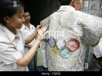 OLYMPIC-tema gilet di un artigiano ha creato un gilè progettato con un motivo di Olimpiadi in anticipo della prossima estate Foto Stock