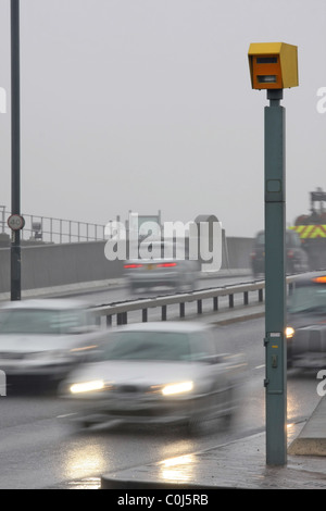 Veicoli che passano a un autovelox in condizioni di bagnato in Isle of Dogs, Londra, Inghilterra Foto Stock