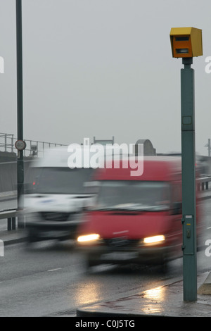 Veicoli che passano a un autovelox in condizioni di bagnato in Isle of Dogs, London Inghilterra England Foto Stock