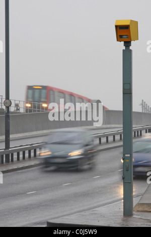 Veicoli che passano a un autovelox in condizioni di bagnato in Isle of Dogs, London Inghilterra England Foto Stock