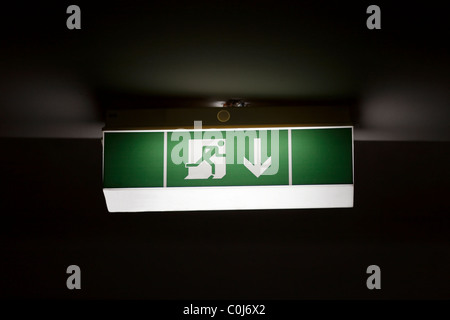 Uscita di emergenza segno incandescente al buio Foto Stock