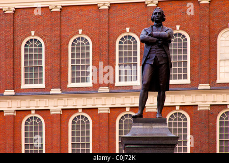 Statua di Samuel Adams, una delle voci più forti per la rivoluzione americana nella parte anteriore del Faneuil Hall, Boston Massachusetts Foto Stock