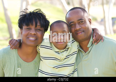 Felice famiglia afro-americano di divertirsi nel parco. Foto Stock