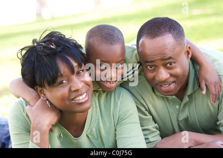 Uomo Donna e bambino divertirsi nel parco. Foto Stock