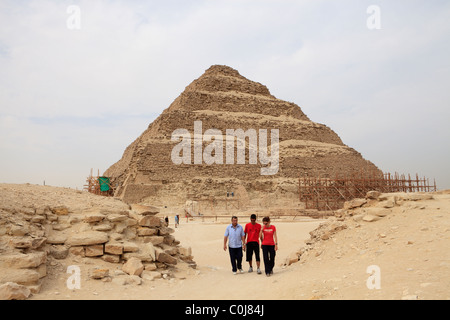 I turisti a piramide a gradini di Zoser, Saqqara, Egitto. Foto Stock