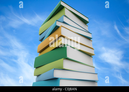 Libri impilati cielo blu sullo sfondo Foto Stock