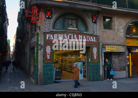 Farmacia Nadal farmacia esterno lungo la Ramla Ramblas principale viale centrale di Barcellona Catalogna Spagna Europa Foto Stock