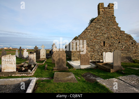 In rovina Chiesa irlandese con croce celtica lapidi. Foto Stock