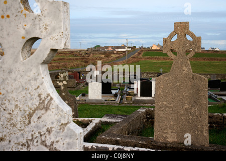 In rovina Chiesa irlandese con croce celtica lapidi. Foto Stock