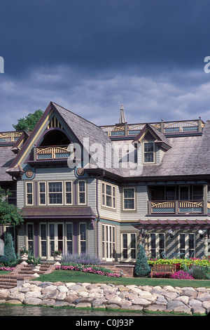 "Dipinto LADY' in stile vittoriano home su di Minneapolis, Minnesota, Lago. STORMY POMERIGGIO D'estate. Foto Stock