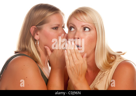 Due donna bionda Whispering Secrets isolato su uno sfondo bianco. Foto Stock